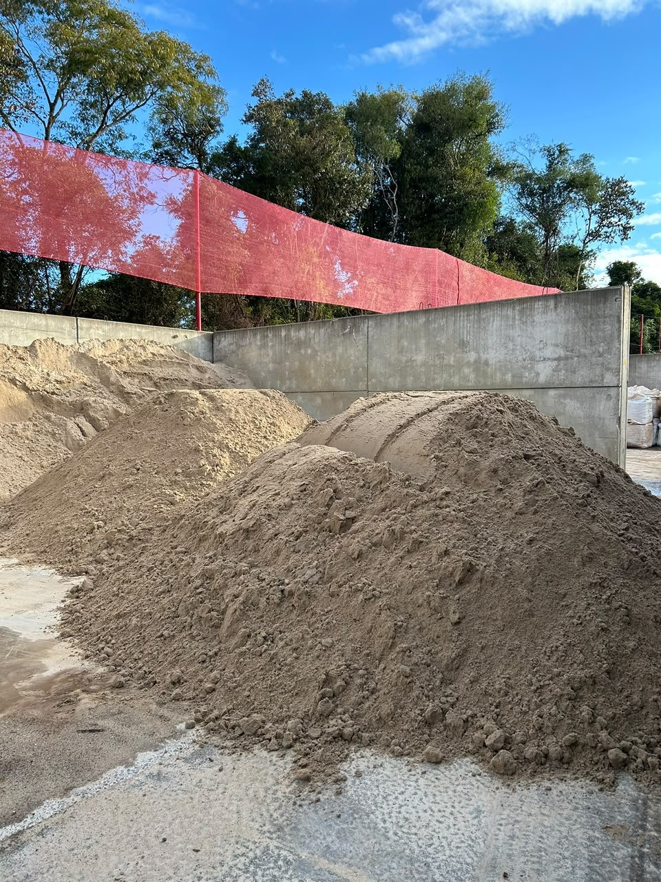 Montes de areia média no pátio